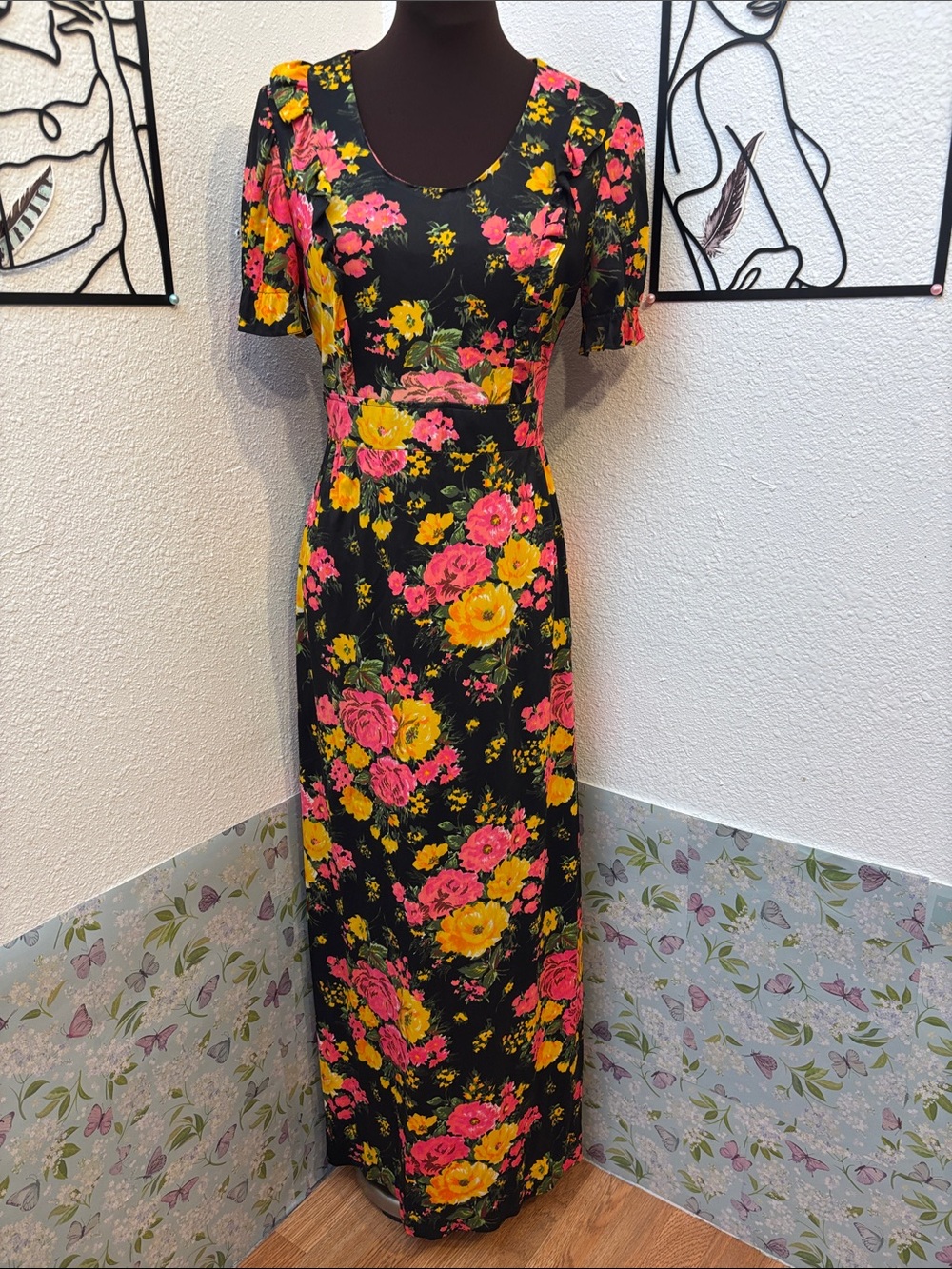Vintage 1970’s vibrant pink& yellow floral short sleeve maxi dress. Size XS.